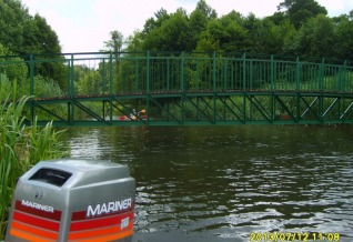 Pierwsi zawodnicy dopływają do mostku (przeszkody pod którą trzeba przepłynąć) wpływając na Zalew RUDKA w Zwierzyńcu